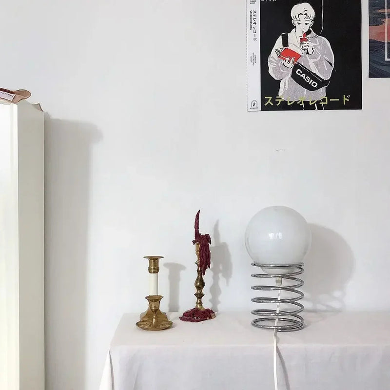 FeatherGlow – Moderne bordlampe med fjerinspireret design til elegante interiører