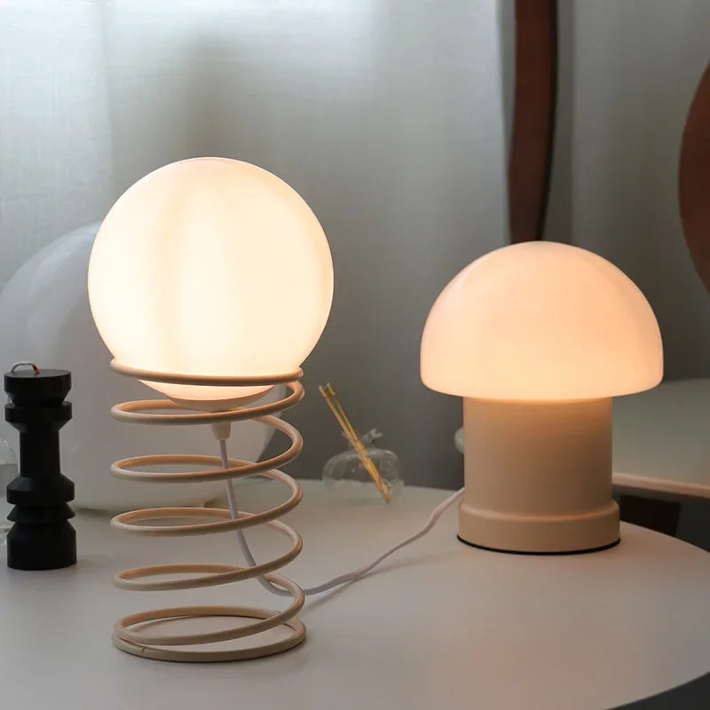 FeatherGlow – Moderne bordlampe med fjerinspireret design til elegante interiører