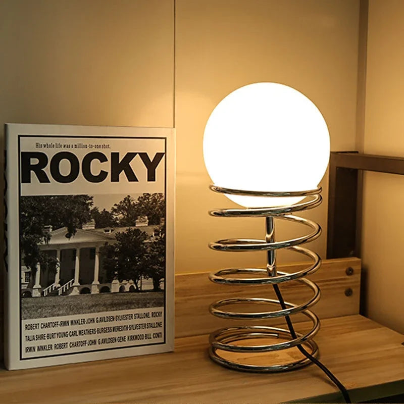 FeatherGlow – Moderne bordlampe med fjerinspireret design til elegante interiører