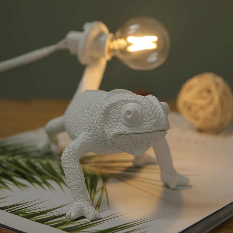 LumaLeo – Hvid kamæleon-bordlampe med legende design