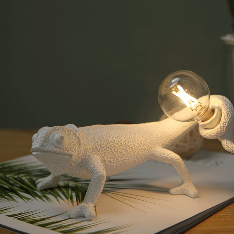 LumaLeo – Hvid kamæleon-bordlampe med legende design