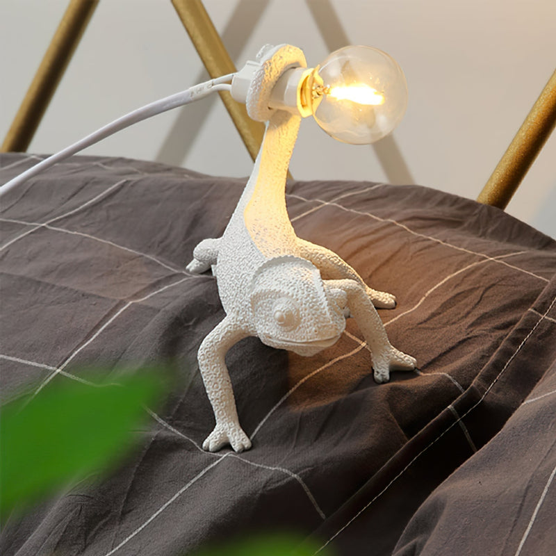 LumaLeo – Hvid kamæleon-bordlampe med legende design