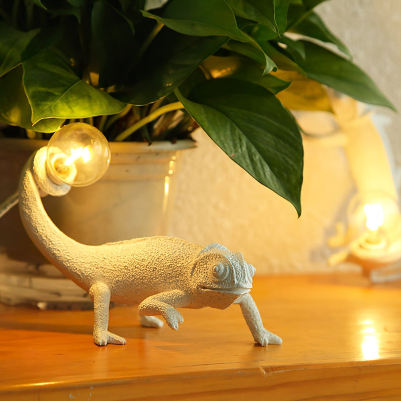 LumaLeo – Hvid kamæleon-bordlampe med legende design