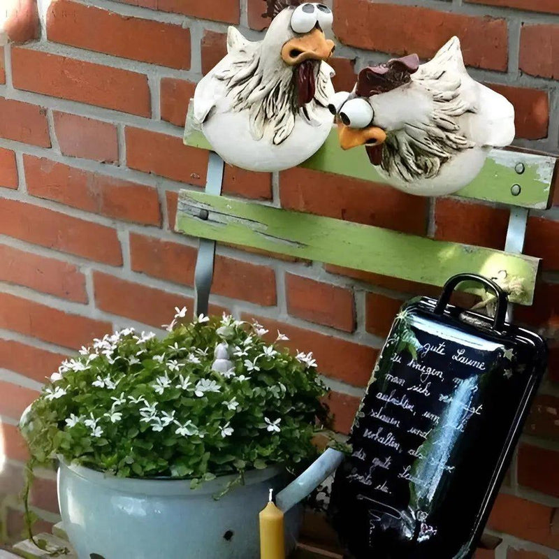ChickChuckle - Charmerende keramiske kyllingeskulpturer til have og hegn