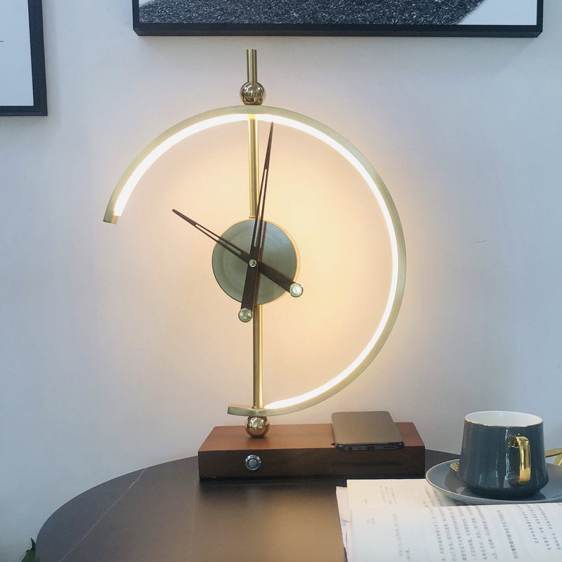 LumaSync – Multifunktionel Lampe, Ur og Trådløs Oplader til Moderne Hjem