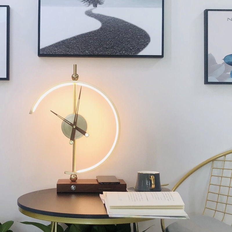 LumaSync – Multifunktionel Lampe, Ur og Trådløs Oplader til Moderne Hjem