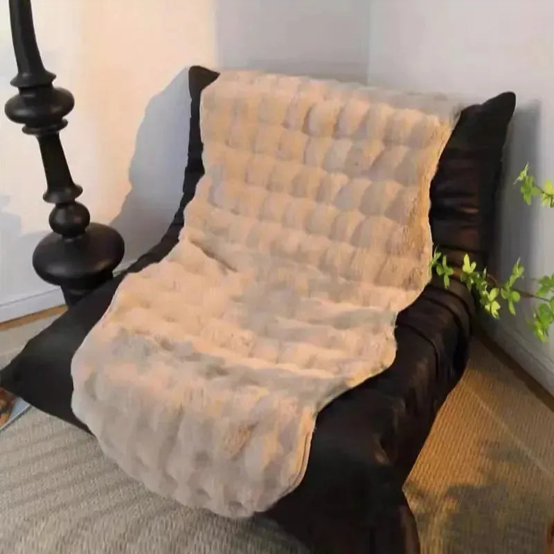 CozyCove - Blødt og plysagtigt tæppe med skridsikkert design til varme og komfortable opholdsrum