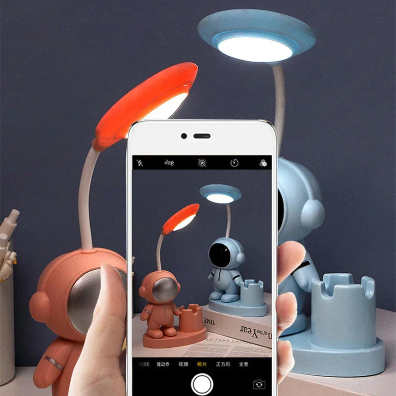 StarVoyager - Bordlampe med Astronautdesign og Blødt Genopladeligt LED Natlys