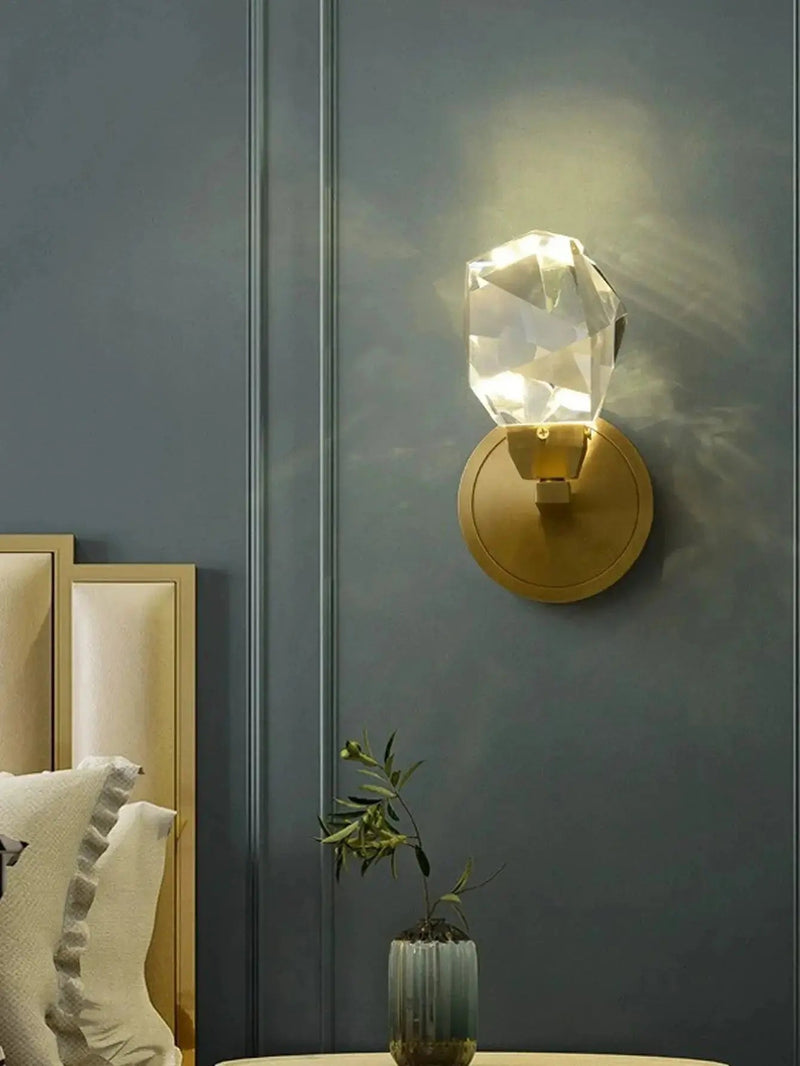 HaloGleam – Luksuriøs skulpturel væglampe med reflekterende gløddesign