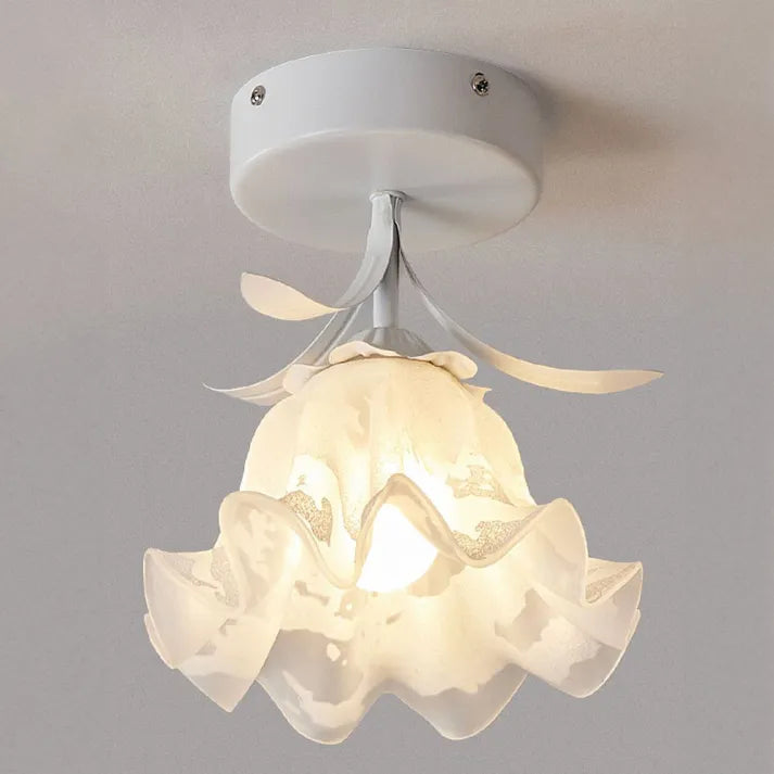 GlowPetal – Blomsterformet loftslampe med legende rød base