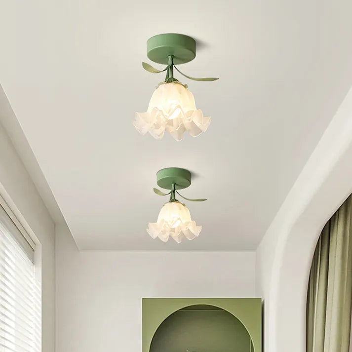 GlowPetal – Blomsterformet loftslampe med legende rød base
