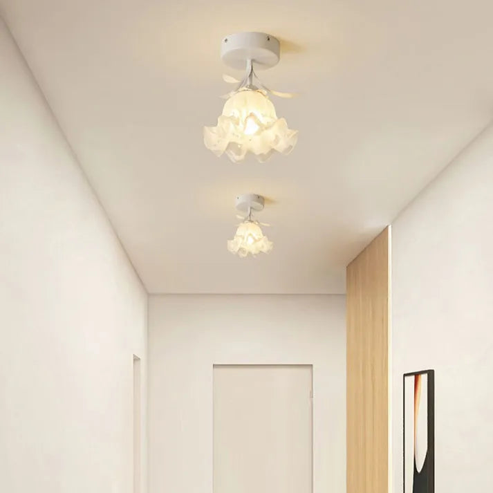 GlowPetal – Blomsterformet loftslampe med legende rød base