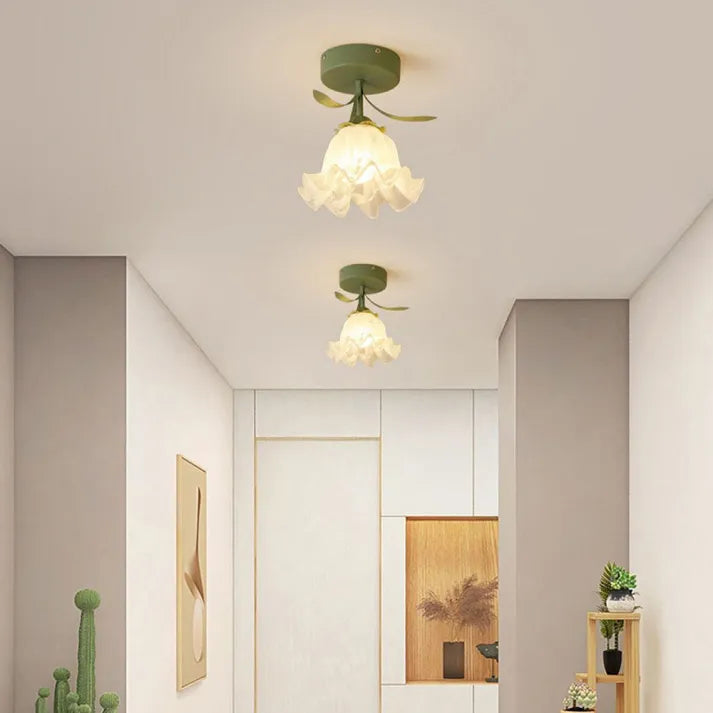GlowPetal – Blomsterformet loftslampe med legende rød base