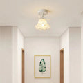 GlowPetal – Blomsterformet loftslampe med legende rød base