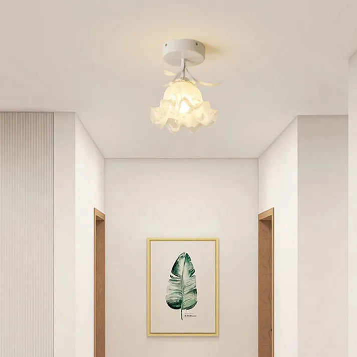 GlowPetal – Blomsterformet loftslampe med legende rød base