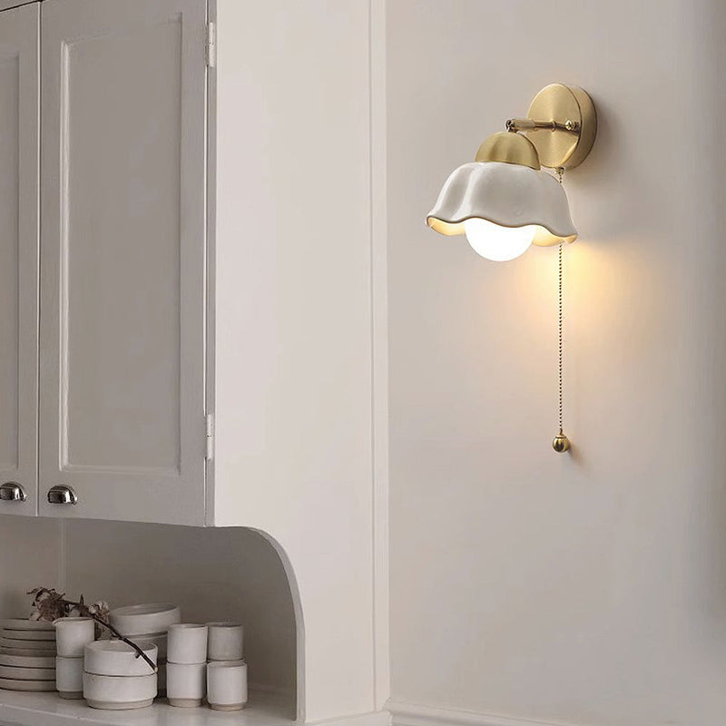 GlowWave – Scalloped væglampe med elegant base og trækkæde til hyggelig belysning