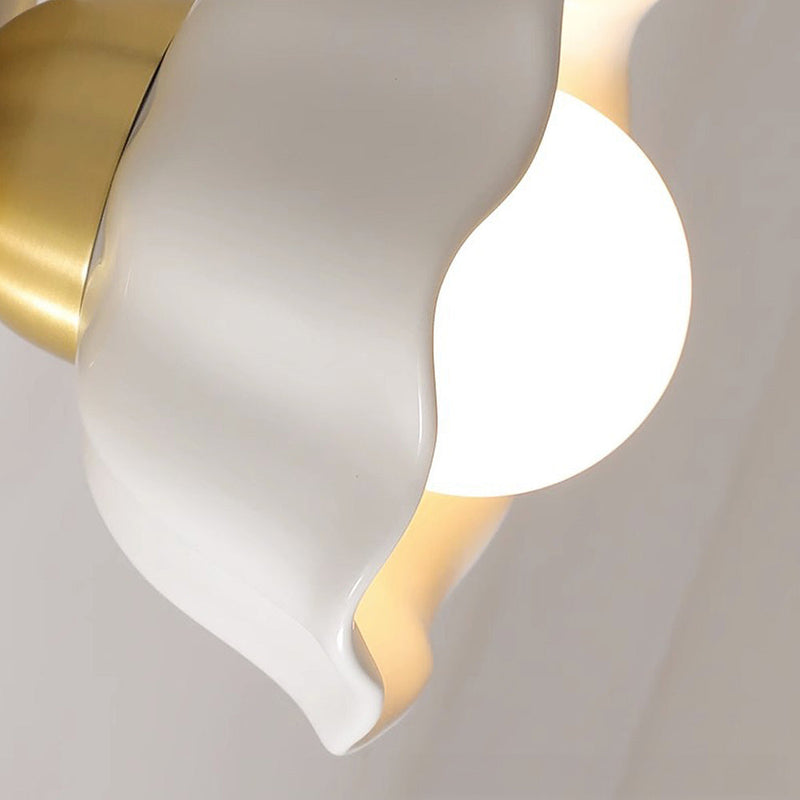 GlowWave – Scalloped væglampe med elegant base og trækkæde til hyggelig belysning
