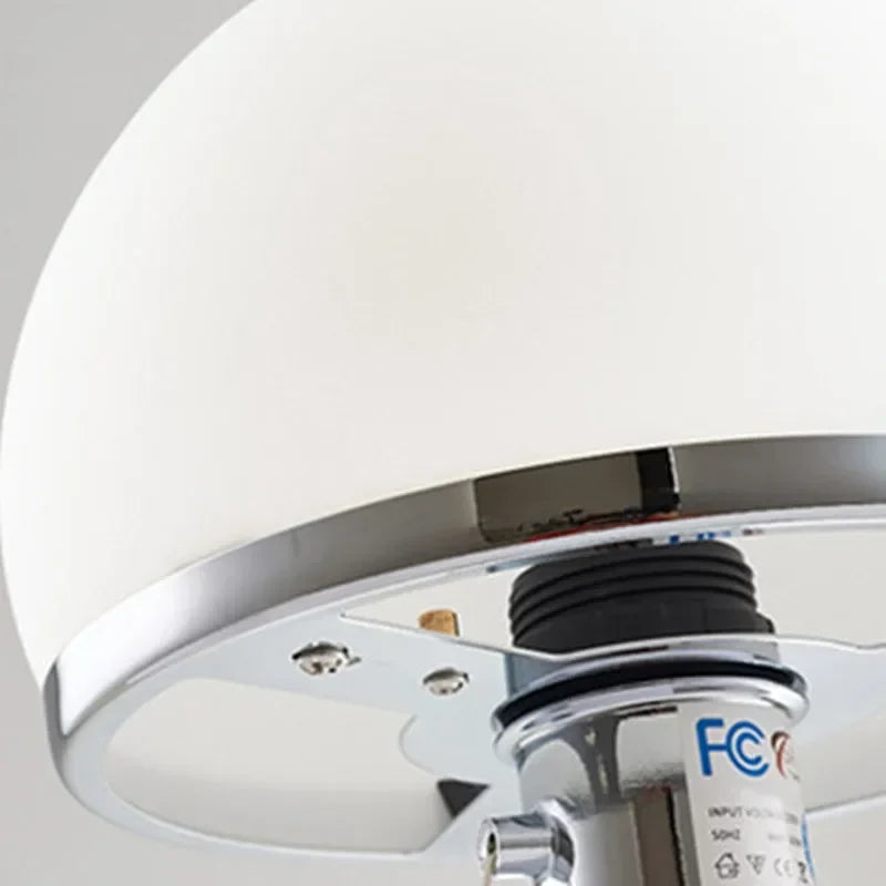 LumoSphere – Moderne bordlampe med matteret kugleformet skærm og elegant design