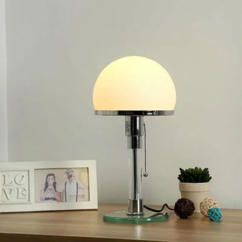 LumoSphere – Moderne bordlampe med matteret kugleformet skærm og elegant design