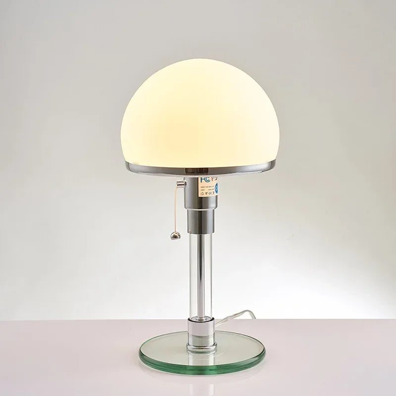 LumoSphere – Moderne bordlampe med matteret kugleformet skærm og elegant design