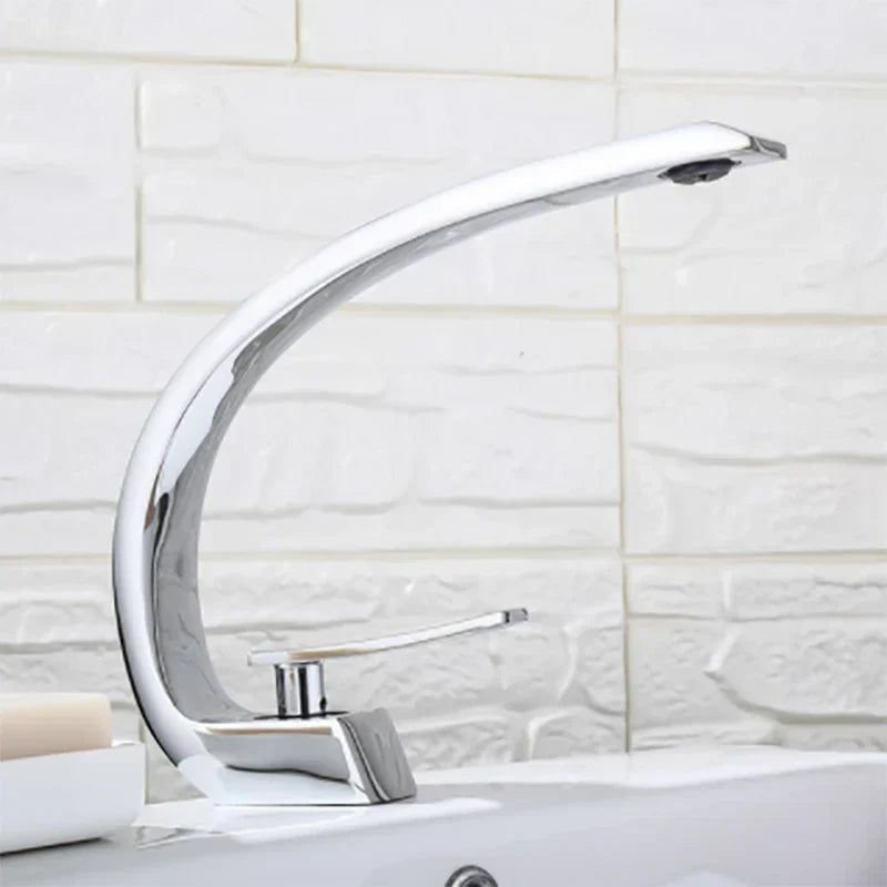AquaForma - Slank brusearmatur med drypfrit design for jævn vandgennemstrømning
