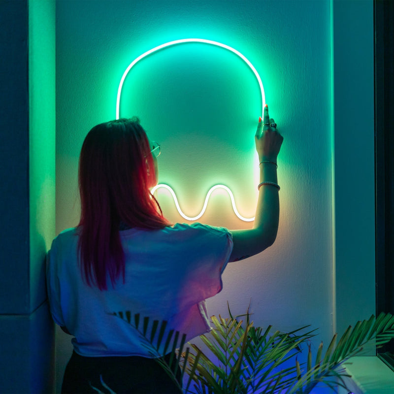 GlowSync - Dynamisk neonbelysning med smart stemmestyring