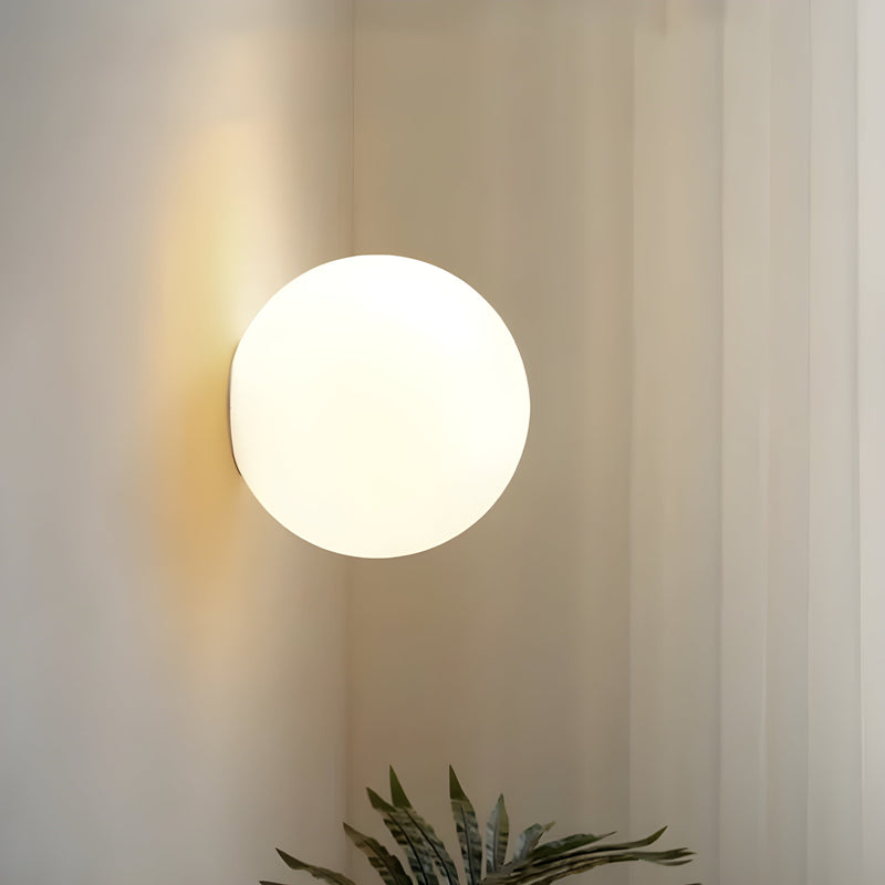 AeroBeam - Moderne væglampe med rund, matteret glasskærm og elegant base