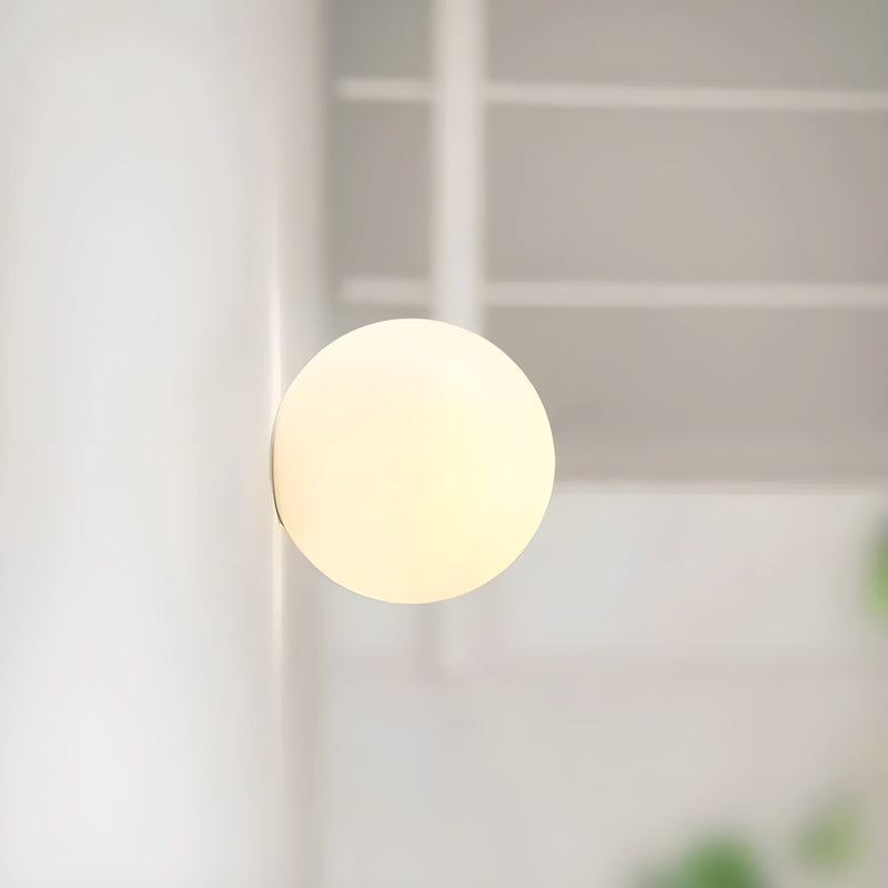 AeroBeam - Moderne væglampe med rund, matteret glasskærm og elegant base