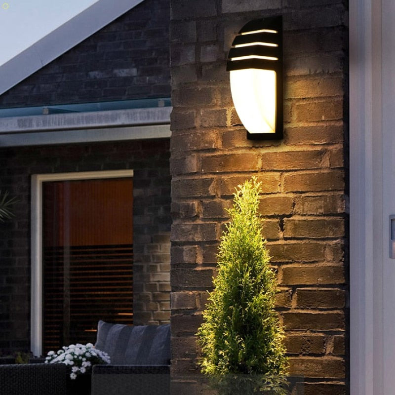 LumeGlow – moderne udendørs væglampe med elegant buet design og dekorative accenter