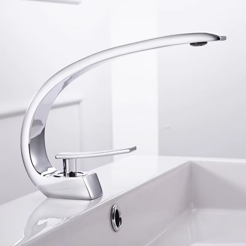 AquaForma - Slank brusearmatur med drypfrit design for jævn vandgennemstrømning