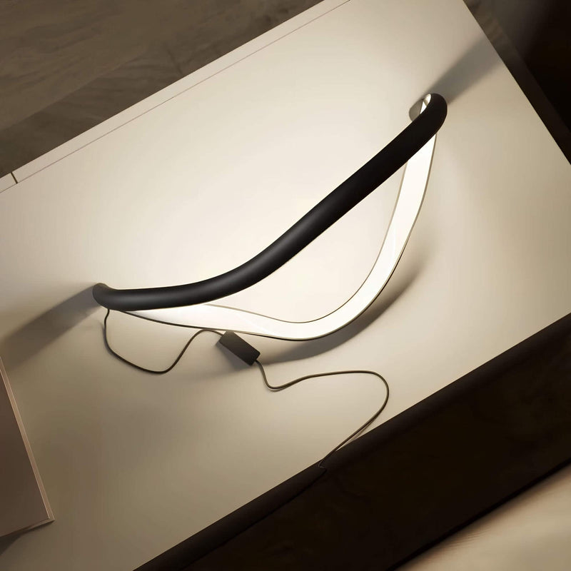 LumaGlow - Slank LED-bordlampe til moderne boligindretning