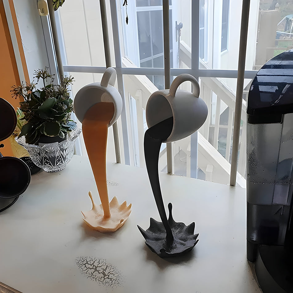 MugSlass – Iøjnefaldende svævende kaffekopskulptur til boligindretning