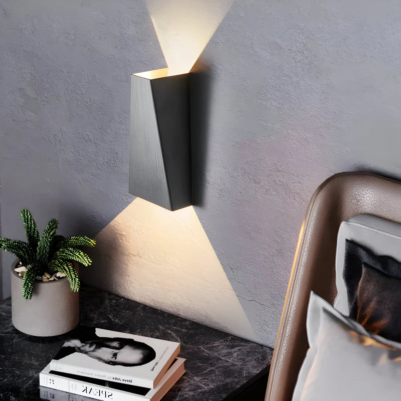 LumoEdge – Minimalistisk væglampe med trapezform og opad ned LED lys