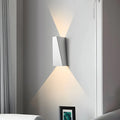 LumoEdge – Minimalistisk væglampe med trapezform og opad ned LED lys