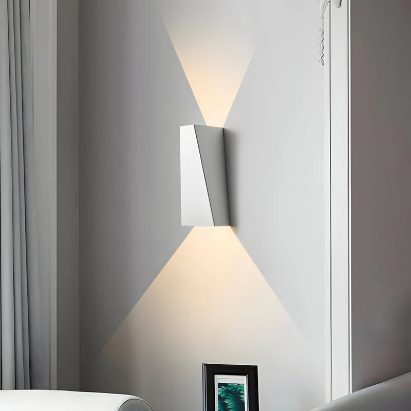 LumoEdge – Minimalistisk væglampe med trapezform og opad ned LED lys