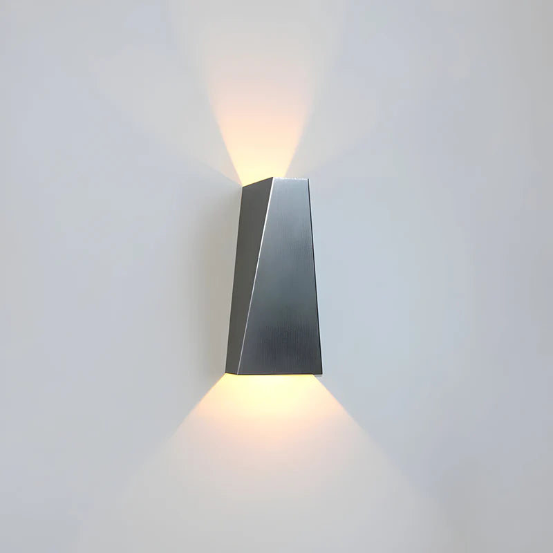 LumoEdge – Minimalistisk væglampe med trapezform og opad ned LED lys
