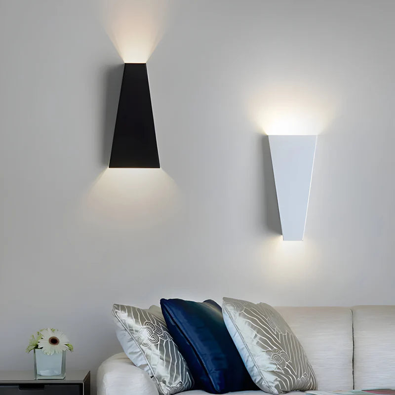 LumoEdge – Minimalistisk væglampe med trapezform og opad ned LED lys