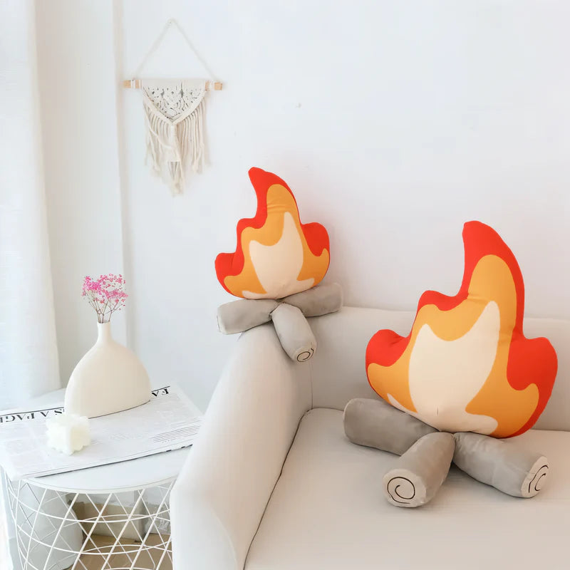 FlamaFluff – Bålinspireret dekorativ pude med hyggeligt design og afslappende komfort
