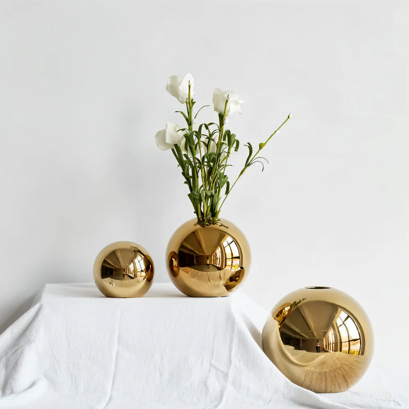 AuraBloom – Elegant rund vase med raffinerede accenter til stilfulde blomsterarrangementer og indretning