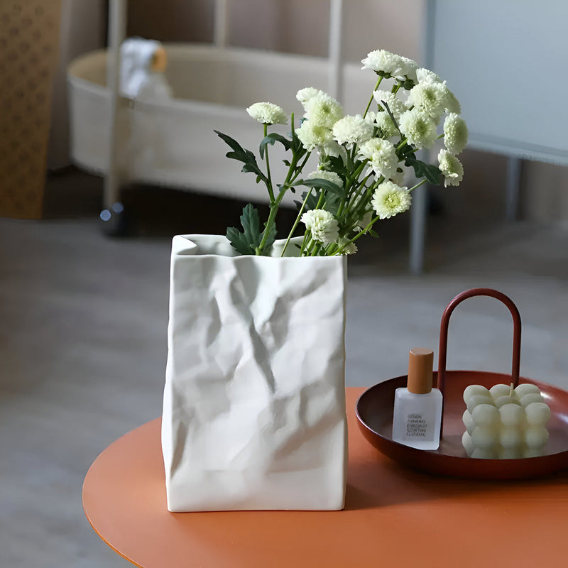 VasoFold – Stilfuld keramisk vase med moderne papirpose-design