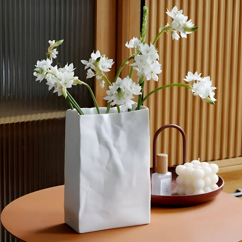 VasoFold – Stilfuld keramisk vase med moderne papirpose-design
