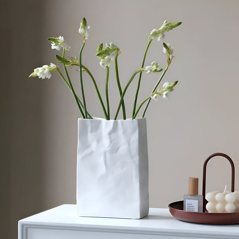 VasoFold – Stilfuld keramisk vase med moderne papirpose-design