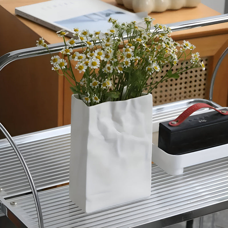 VasoFold – Stilfuld keramisk vase med moderne papirpose-design