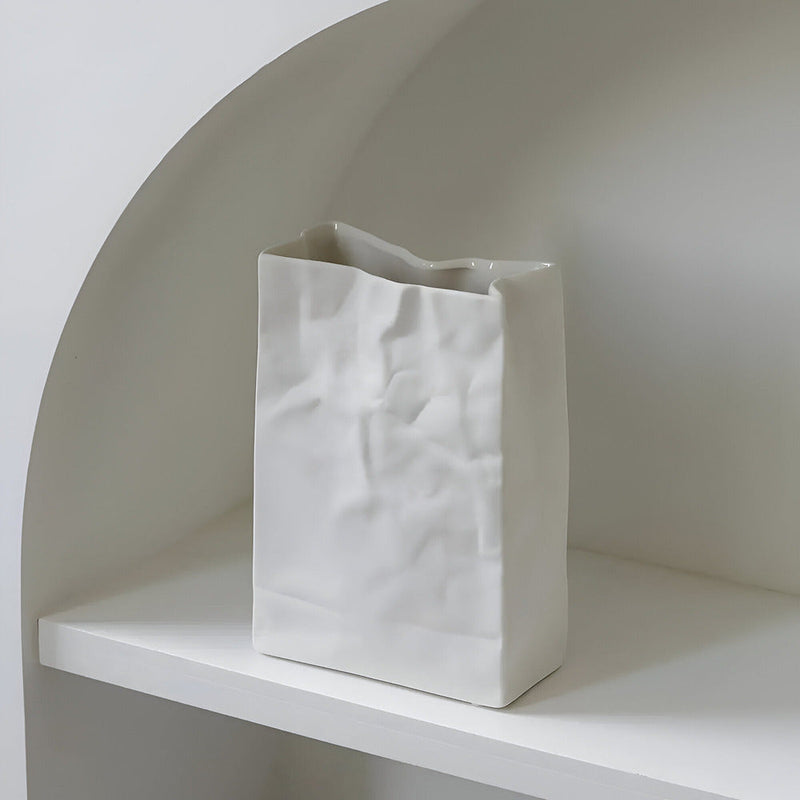 VasoFold – Stilfuld keramisk vase med moderne papirpose-design