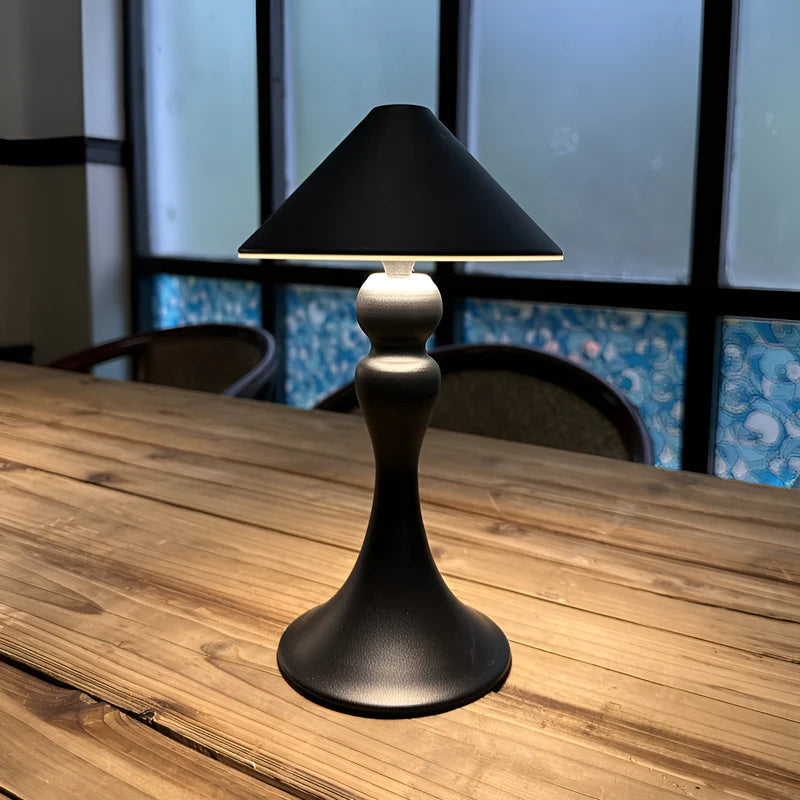 RetroLite – Trådløs bordlampe med justerbar lysstyrke og buet design