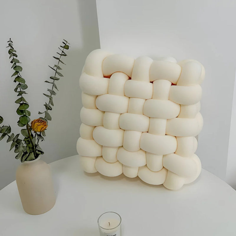 ComfyNest – Dekorativ pude med knudedesign og firkantet form