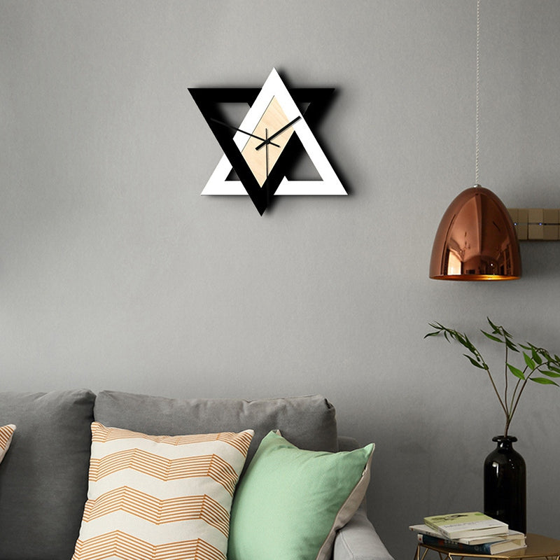 TriadGlow - Kunstnerisk triade vægur med moderne flair