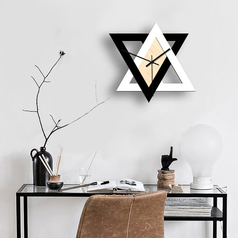 TriadGlow - Kunstnerisk triade vægur med moderne flair