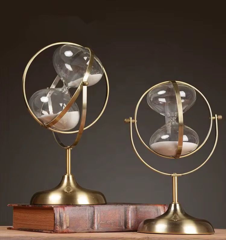 TimelyGrace – Elegant timeglas med roterende vintage-charme