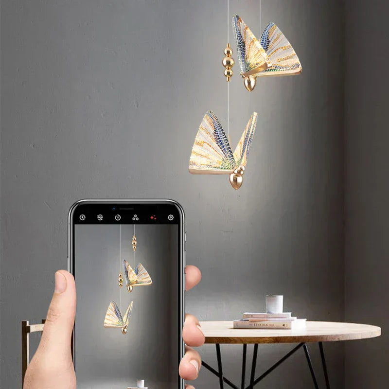 LumiWing – Sommerfugl Vedhængslampe med Gyldent Vinge LED Lysekrone